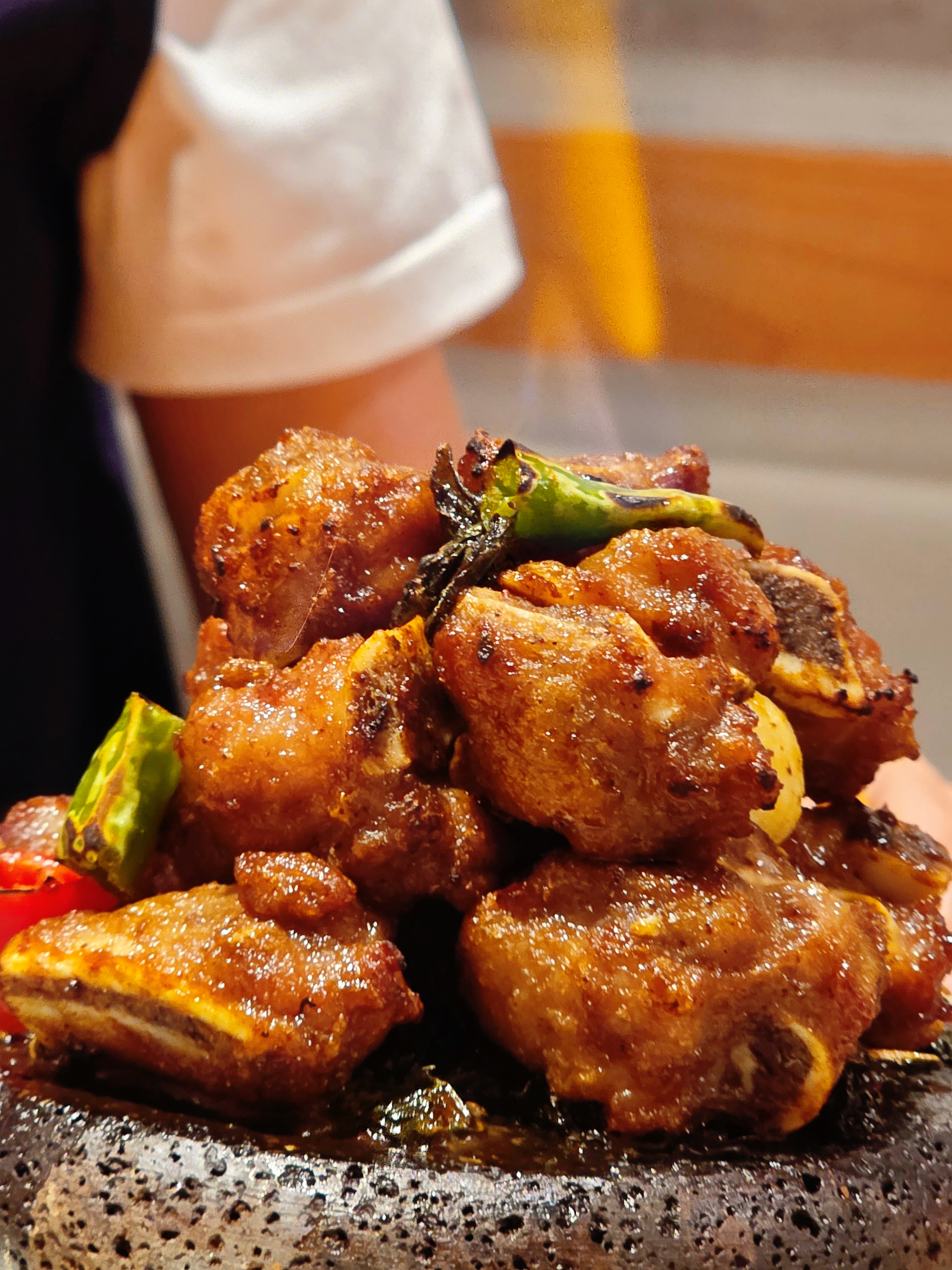 一半是炽热的烟火气，一半是精致的小甜点。-巍瀚の手記